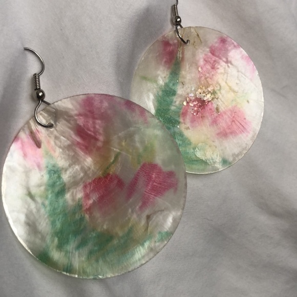 Hand painted pearlized shell earrings with flower design - Picture 10 of 14